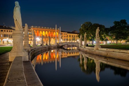 Téléchargez les photos : Padoue, Italie - 1er octobre 2023 : Le Prato della Valle dans la soirée, est la plus grande place de la ville de Padoue. - en image libre de droit