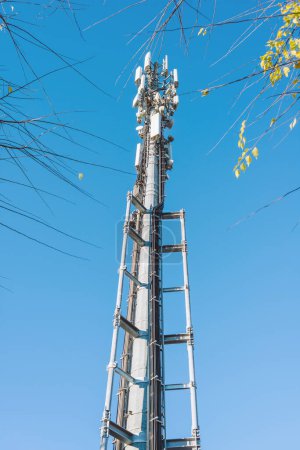 Téléchargez les photos : Antenne téléphonique parmi les arbres, répéteurs de signaux - en image libre de droit