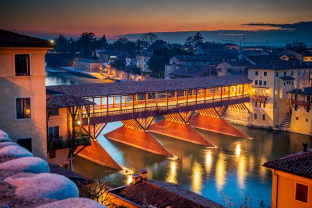 Téléchargez les photos : Bassano del Grappa, Italie - 09 janvier 2024 : panorama du Ponte degli Alpini dans la soirée - en image libre de droit