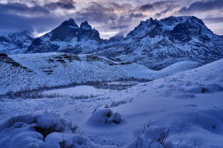 Foto de Paisaje invernal de moutains de Patagonia con nieve. Lago Nordenskjold, Parque Nacional Torres del Paine, Chile. Crepúsculo cielo azul de la noche. Viajar a Chile, colinas en Torres del Paine NP. - Imagen libre de derechos
