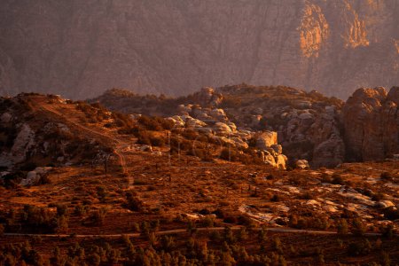 Téléchargez les photos : Jordanie coucher de soleil paysage. Montagne rocheuse avec soirée orange dans la réserve de biosphère de Dana, Jorda. Voyager en Arabie. Pierres et vallée à Dana nature, faune. - en image libre de droit