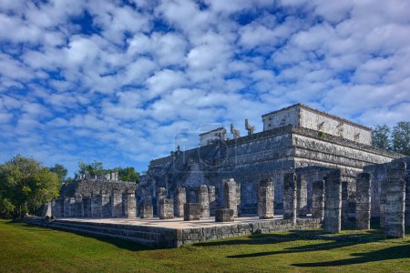 Téléchargez les photos : Chichn Itz pyramid ruins, Templo de los guerreros, with blue sky with white clouds, Yucatn in Mexico. Traveling in central America. Maya history in Mexico. Chichn Itz without people - en image libre de droit