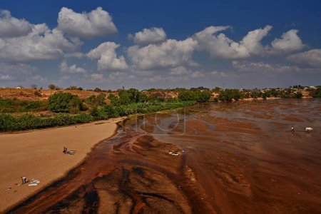 Téléchargez les photos : Paysage fluvial à Madagascar. laver les vêtements dans la grande rivière, journée ensoleillée avec ciel bleu et nuage. Les gens à Madagascar, les femmes dans l'eau. - en image libre de droit