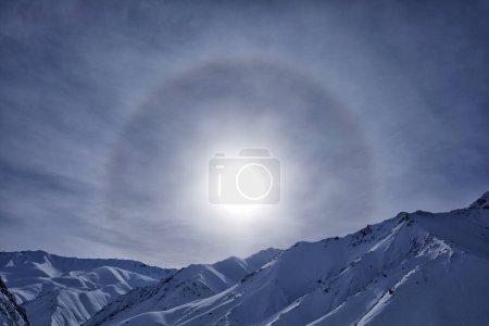 Foto de Efecto halo en la montaña, testigo con nieve en el Himalaya. Paisaje en Hemis NP, Cachemira en la India. El halo es un anillo o luz que se forma alrededor del sol, la luz refracta los cristales de hielo presentes. - Imagen libre de derechos