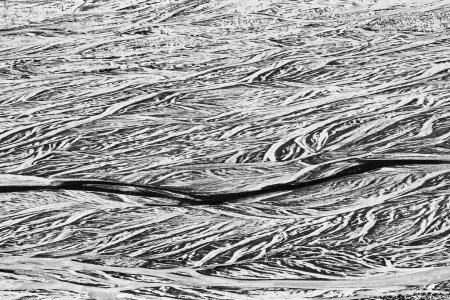 Spiti Valley in Indien. Himalaya-Gebirge, Luftaufnahme des Flusses, Indien. Asien Gebirge Himalaya, Winterlandschaft mit felsigen Hügeln eine Schneekette. Wilde Natur in Indien. Schwarz-weiße Kunst.