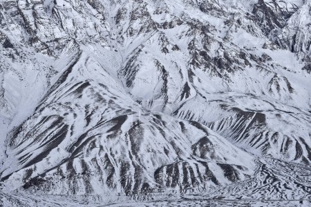 Spiti Valley in Indien. Himalaya-Gebirge, Luftaufnahme auf dem Hügel, Ladakh in Indien. Asien Gebirge Himalaya, blaue Winterlandschaft mit felsigen Hügeln und einer Schneekette. Wilde Natur in Indien. 