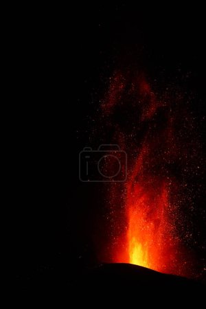 Foto de Erupción volcánica la palma españa rojo y negro - Imagen libre de derechos