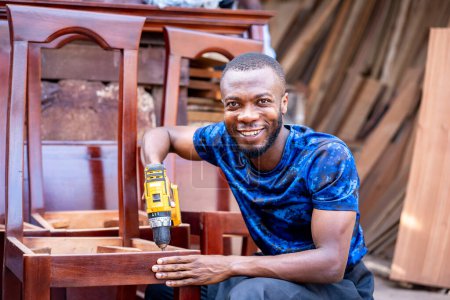 Foto de Imagen alegre del hombre africano con herramienta de mano - concepto de carpintería - Imagen libre de derechos