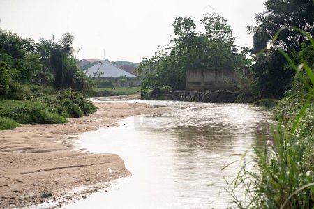 Foto de Imagen de paisaje de río seco imagen de un arroyo que fluye, con verdes - Imagen libre de derechos
