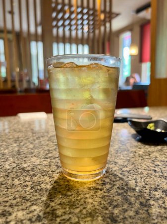 Téléchargez les photos : Un verre de thé vert glacé ou d'Ocha ou de thé japonais - en image libre de droit