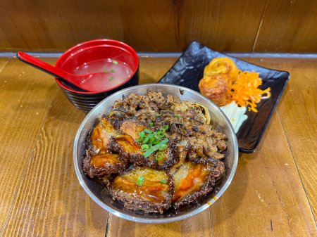 Comida japonesa llamada Buta Don o Gyu Don o Beef Rice Bowl o Pork Rice Bowl servido con sopa de miso y rollo de huevo frito. 