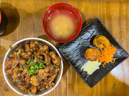 Comida japonesa llamada Buta Don o Gyu Don o Beef Rice Bowl o Pork Rice Bowl servido con sopa de miso y rollo de huevo frito. 