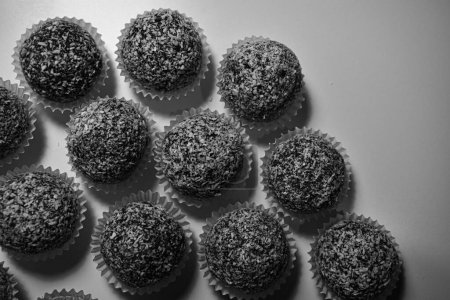 Téléchargez les photos : Coconut balls on the table - en image libre de droit