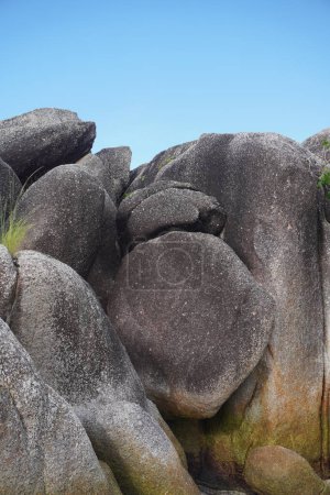Téléchargez les photos : Belle plage rocheuse. Presque toutes les belles plages de Belitung Island, Indonésie sont décorées avec de grandes pierres de granit. - en image libre de droit