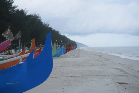 Téléchargez les photos : Plage avec des bateaux colorés. À East Belitung, en Indonésie, nous trouverons des bateaux de pêche qui sont uniques parce que les bateaux sont haletés en différentes couleurs. - en image libre de droit