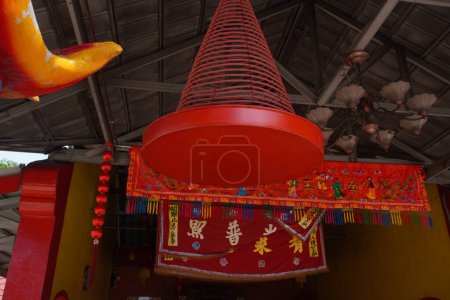 Foto de Antiguo objeto turístico de la pagoda. Este edificio del templo se encuentra en la isla de Belitung, Indonesia. Aparte de su función principal como lugar de culto para confucianos y budistas, esta pagoda es también una atracción turística religiosa.. - Imagen libre de derechos