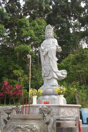 Foto de Antiguo objeto turístico de la pagoda. Este edificio del templo se encuentra en la isla de Belitung, Indonesia. Aparte de su función principal como lugar de culto para confucianos y budistas, esta pagoda es también una atracción turística religiosa.. - Imagen libre de derechos