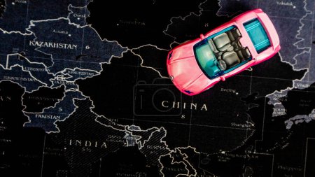Téléchargez les photos : Minahasa, Indonésie : Décembre 2022, une voiture jouet rose sur la carte - en image libre de droit