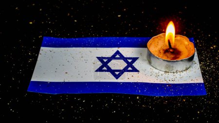 Drapeau israélien et bougies allumées au-dessus, Jour de la mémoire de l'Holocauste