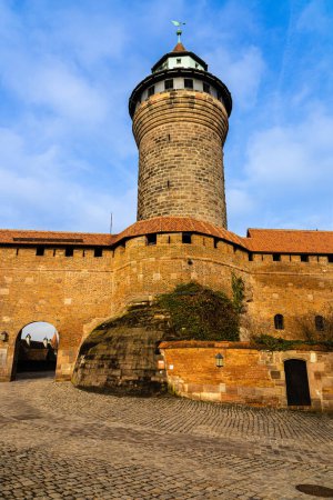 Foto de Torre Sinwell y entrada al Castillo Imperial con murallas. Nuremberg, Baviera, Alemania. Mañana soleada. - Imagen libre de derechos