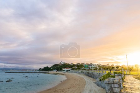 Farbige Wolken am Himmel während des Sonnenuntergangs über der Bucht von Santander, dem Bikini Beach und dem öffentlichen Park der Halbinsel Magdalena. Santander, Kantabrien, Spanien.