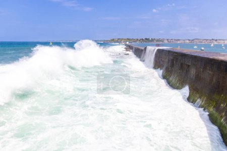Téléchargez les photos : La digue de Socoa (Digue de Socoa), importante barrière de défense côtière, et les vagues de l'océan Atlantique se levant haut et s'écrasant vigoureusement contre elle. Ciboure, France. - en image libre de droit
