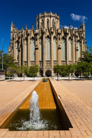 Foto de Catedral de María Inmaculada de Vitoria (Catedral Nueva), construida en el siglo XX, de estilo gótico. Vitoria-Gasteiz, País Vasco, Álava, norte de España. - Imagen libre de derechos