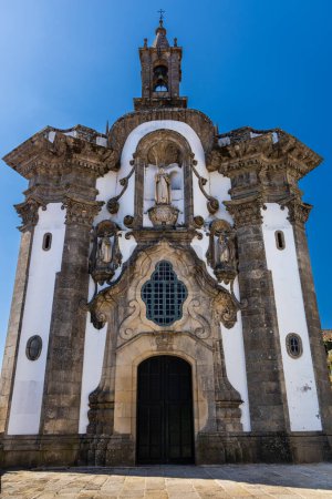 Kapelle San Telmo de Tui mit verzierter Fassade, ein einzigartiges Beispiel des portugiesischen Barock in Galizien. Tui, Pontevedra, Galicien, Spanien.