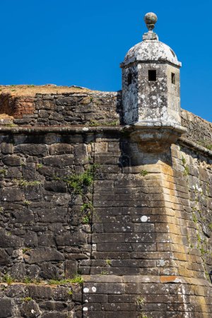 Esquina de una antigua muralla de fortaleza con una torre de vigilancia de guardia. Fortaleza de Valenca (Fortaleza de Valena). Frontera portuguesa con España a través de Galicia. Valenca, Portugal.