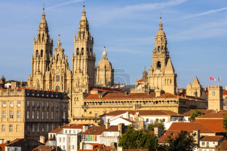 Gesamtansicht der Kathedrale von Santiago de Compostela. Domtürme und umliegende Gebäude. Santiago de Compostela, Galicien, Spanien.