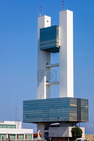 Foto de Torre de control marítimo de La Coruña (Capitanía Marítima y Centro de Coordinación de Rescate) con dos grandes pilares construidos con un sistema de encofrado deslizante. La Coruña, Galicia, España. - Imagen libre de derechos