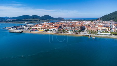 Luftaufnahme der Bucht von Santona, der Stadt Santona und der umliegenden Berge an einem sonnigen Tag. Santona, Kantabrien, Spanien.
