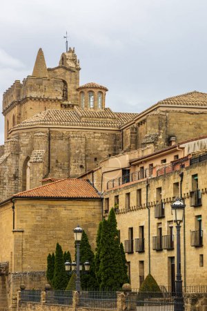 Temple-forteresse médiévale, église de San Juan Bautista, et les bâtiments environnants. Laguardia, Alava, Pays Basque, Espagne.