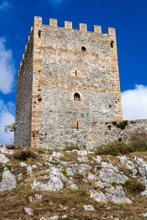Turm des Schlosses von San Vicente de Arugeso, mittelalterliche Festung auf einem Hügel. Stadtbezirk Hermandad de Campoo de Suso, Südkantabrien, Spanien.