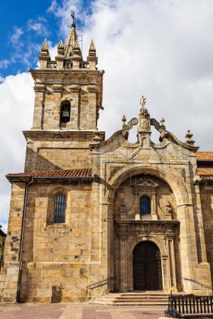 Tour et porte de l'église Saint-Sébastien, exemple d'architecture baroque du XVIe siècle. Reinosa, Cantabrie, Espagne, Espagne.