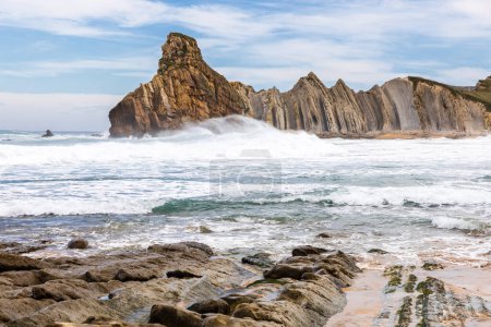 Ungewöhnliche Felsen, erosive, sedimentäre geologische Formationen und die mächtigen Wellen des stürmischen Atlantiks. Geopark Costa Quebrada, Kantabrien, Spanien.