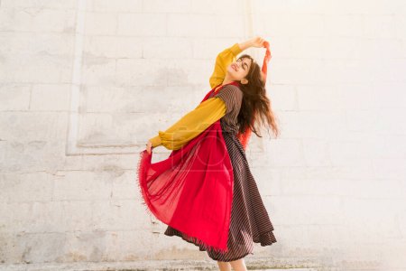 Frau aus dem Nahen Osten mit Tüchern in einem mystischen Tanz
