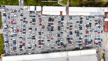 Téléchargez les photos : Vue aérienne des voitures stationnées. Vue Aérienne Parking et Voiture - en image libre de droit