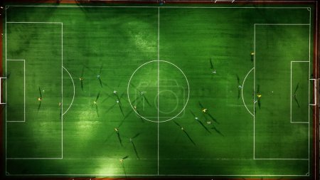 Luftaufnahme, Futsal-Mannschaftssportler eines Fußballfeldes, Antenne Freiluftstadion Kunstrasen.