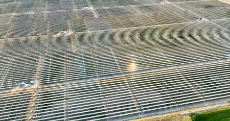 Foto de Vista aérea sobre un campo de paneles solares - Imagen libre de derechos