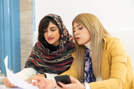 Téléchargez les photos : Jeune femme d'affaires du Moyen-Orient en réunion d'affaires - en image libre de droit