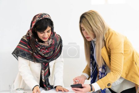 Téléchargez les photos : Jeune femme d'affaires du Moyen-Orient en réunion d'affaires - en image libre de droit