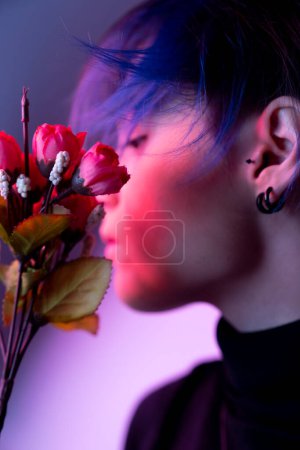 Foto de Mujer modelo de alta moda posando en estudio con flores - Imagen libre de derechos