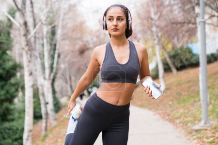 Téléchargez les photos : Jeune femme en costume de sport échauffement avant le jogging - en image libre de droit