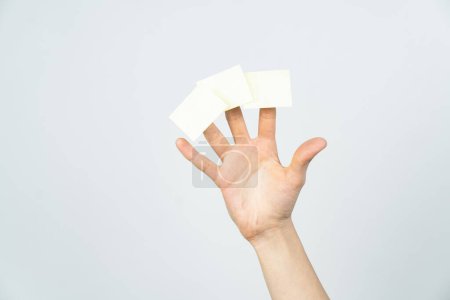 Téléchargez les photos : Autocollants vierges sur les doigts humains sur fond blanc - en image libre de droit