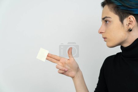 Foto de Mujer joven posando con pegatinas en blanco en dos dedos - Imagen libre de derechos