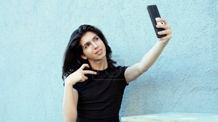 Téléchargez les photos : Beau gay l'homme prendre un selfie - en image libre de droit