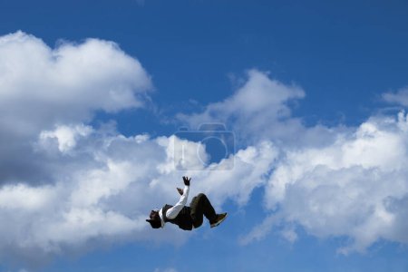 Foto de Hombre haciendo un backflip en la montaña de en la cima de la montaña. negro joven bailarín hombre somersaulting - Imagen libre de derechos