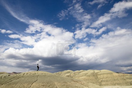 Téléchargez les photos : Homme sur la montagne supérieure regardant loin - en image libre de droit