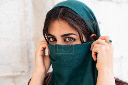 Portrait de femme musulmane souriante à l'extérieur